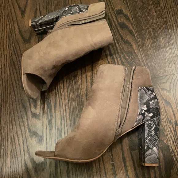 Olive green/Tan suede reptile booties - Picture 1 of 5